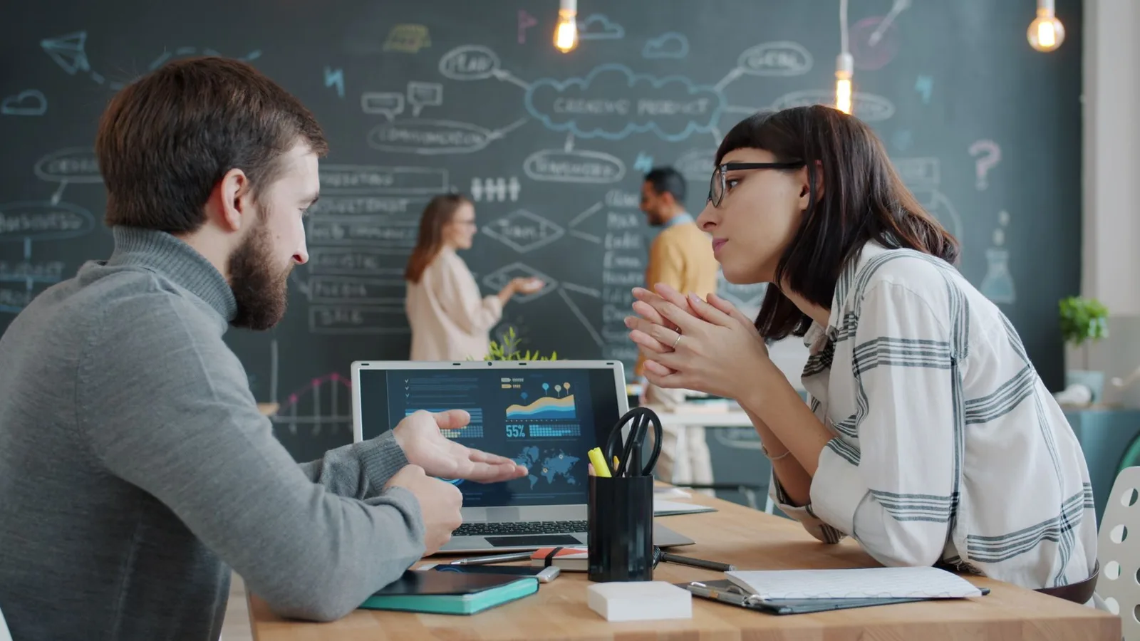 Emprendedores trabajando en una startup tecnológica