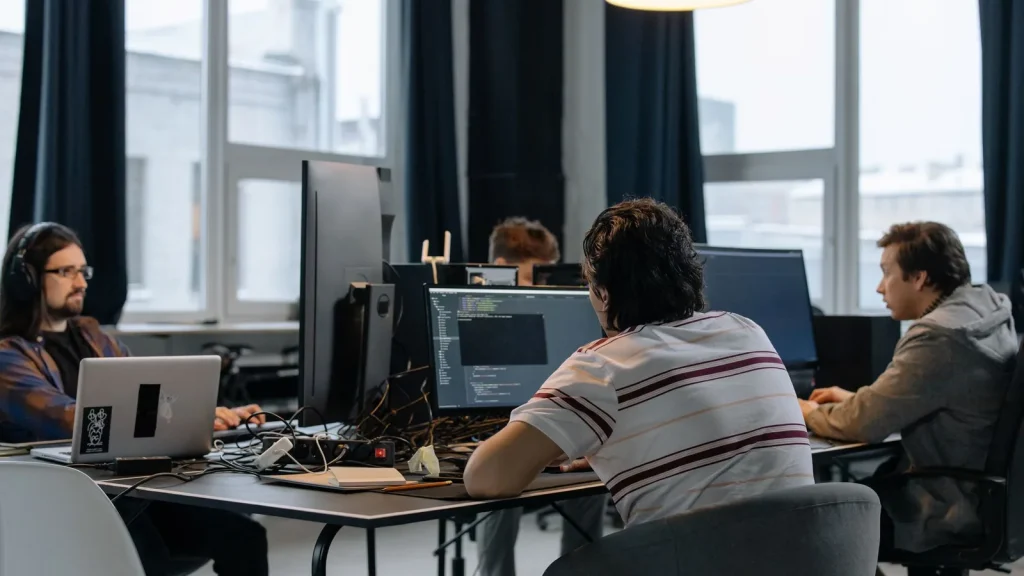 Equipo de desarrollo trabajando en software empresarial en una oficina tecnológica
