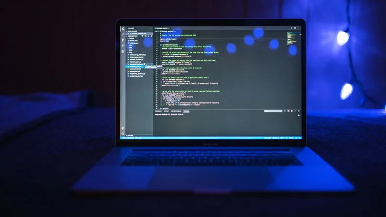 Código en pantalla para la noticia sobre ciberseguridad de Hadrian
