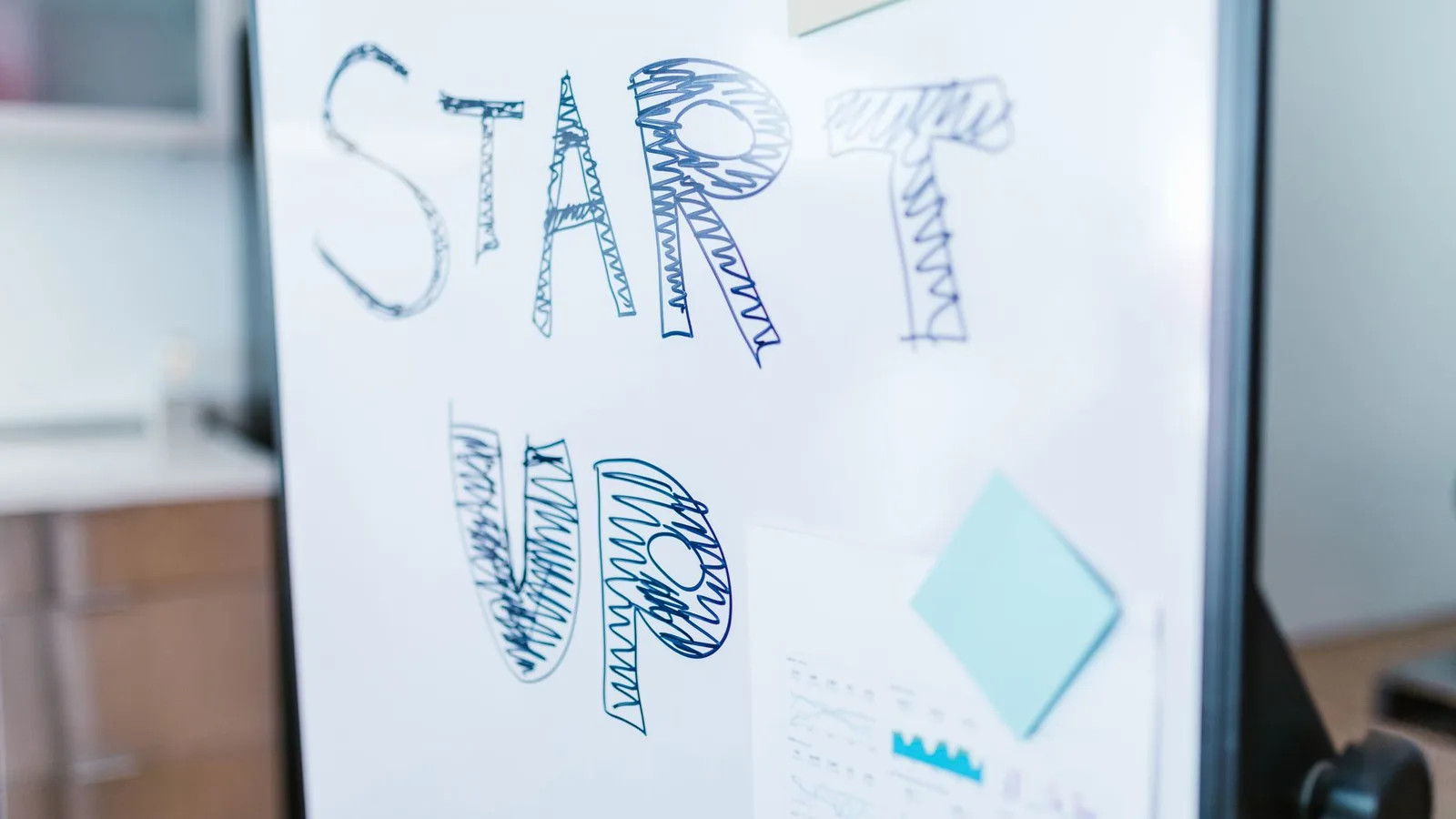Fundadores trabajando en las primeras etapas de una startup B2B