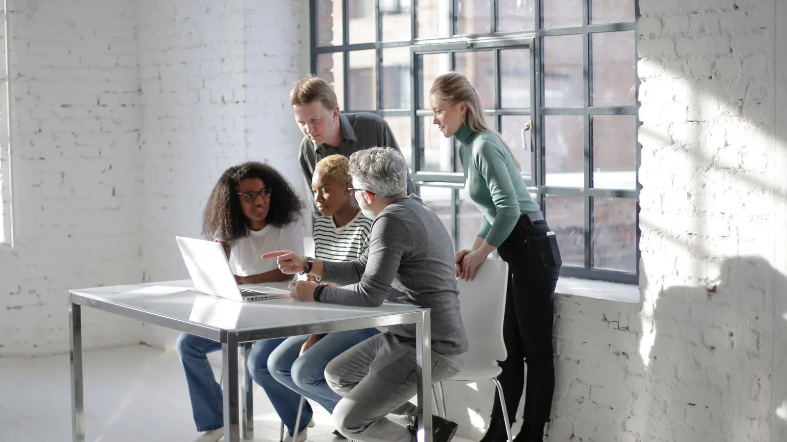 Emprendedores trabajando en una startup tecnológica