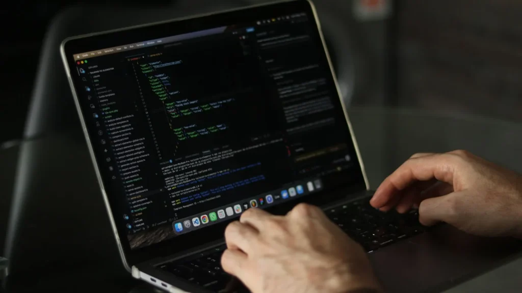 Desarrollador trabajando en programación de API