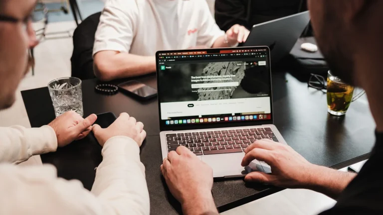 Emprendedores trabajando en una startup tecnológica