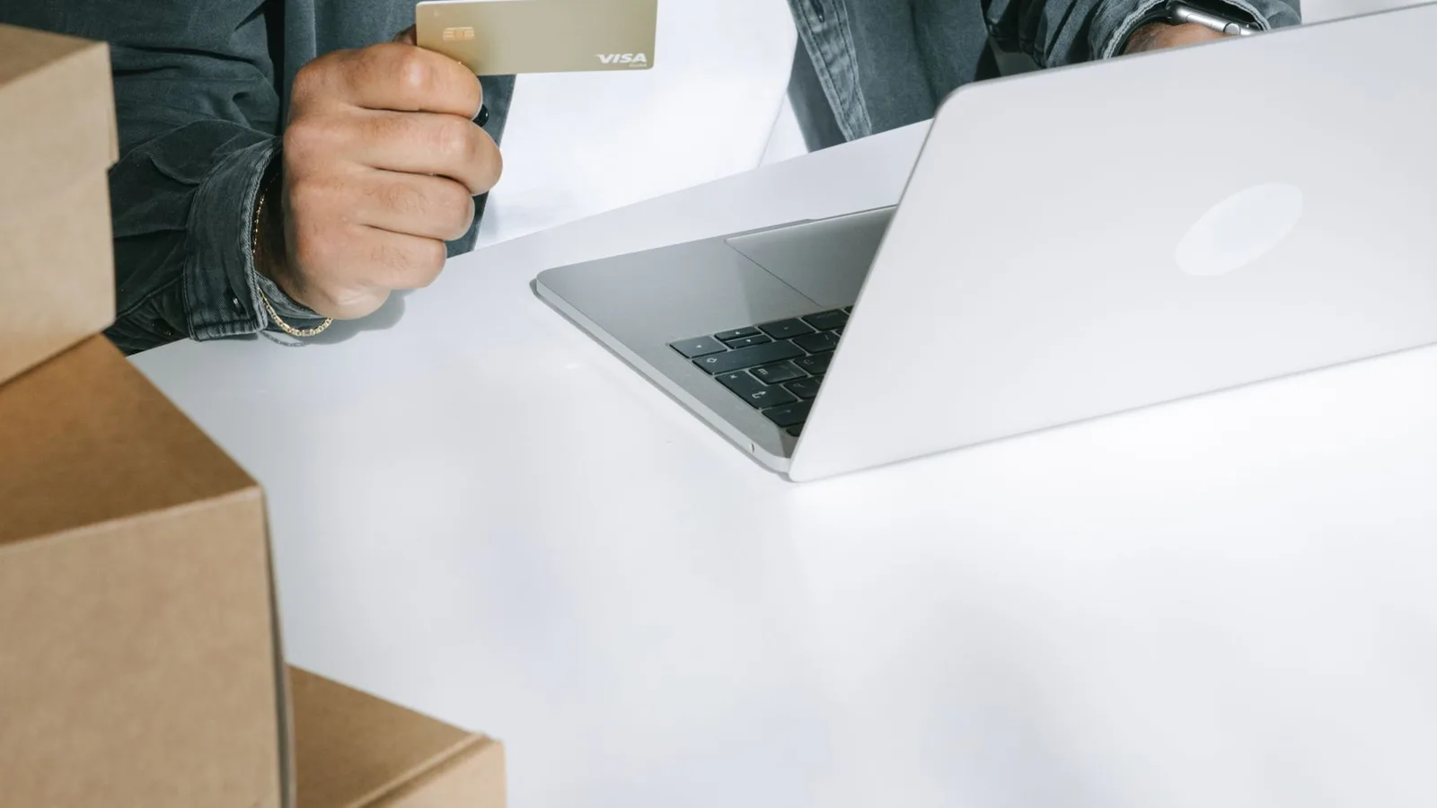 Usuario comprando en marketplace desde su ordenador