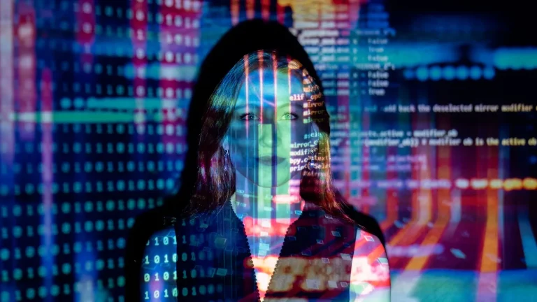 Profesional rodeada de código y tecnología para la noticia sobre Melius