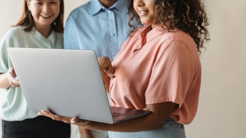 Emprendedores trabajando en una startup tecnológica