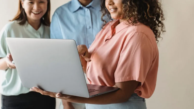 Emprendedores trabajando en una startup tecnológica