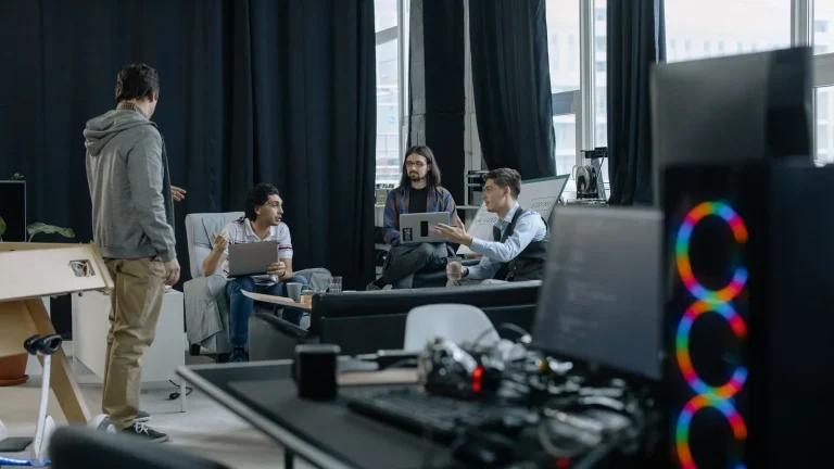 Equipo profesional reuniéndose para evaluar un piloto de producto