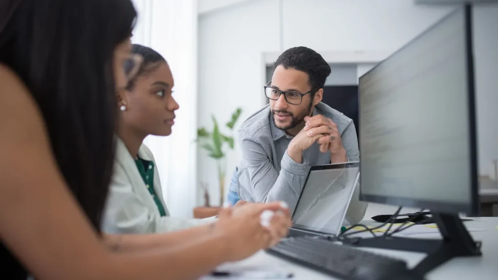 Equipo de startup revisando licencias y precio por usuario