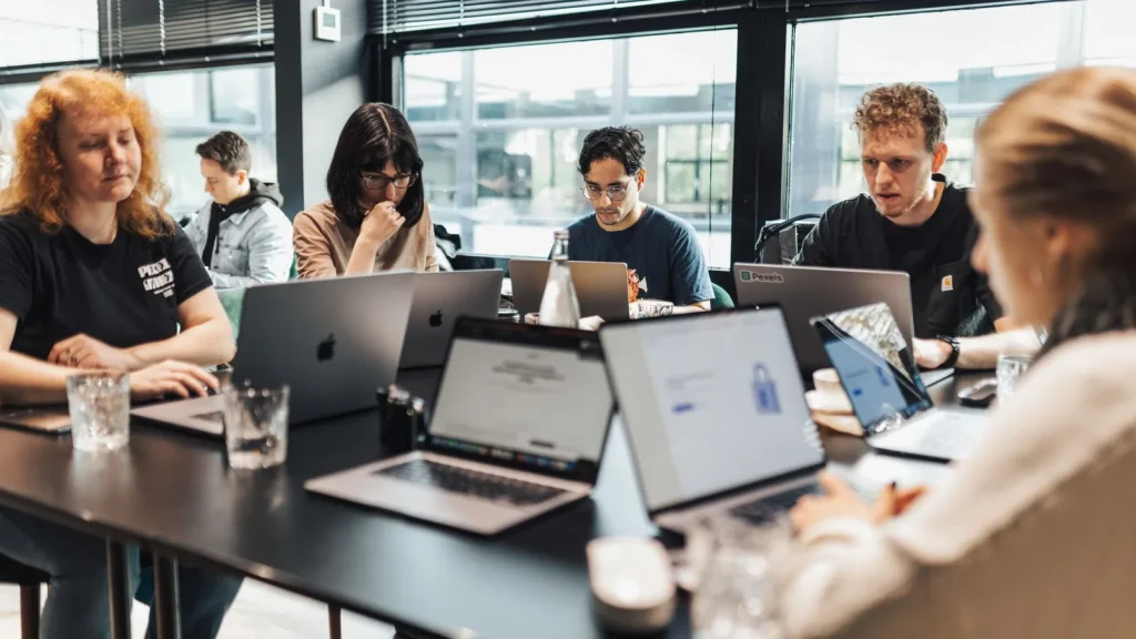 Emprendedores trabajando en una startup tecnológica