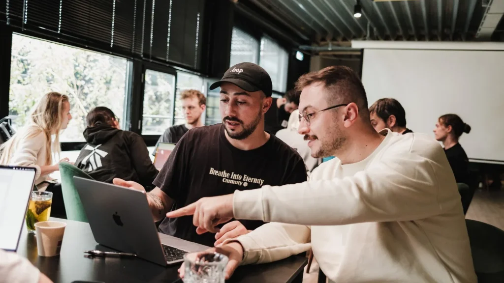 Equipo desarrolla código y diseños para el MVP de una startup