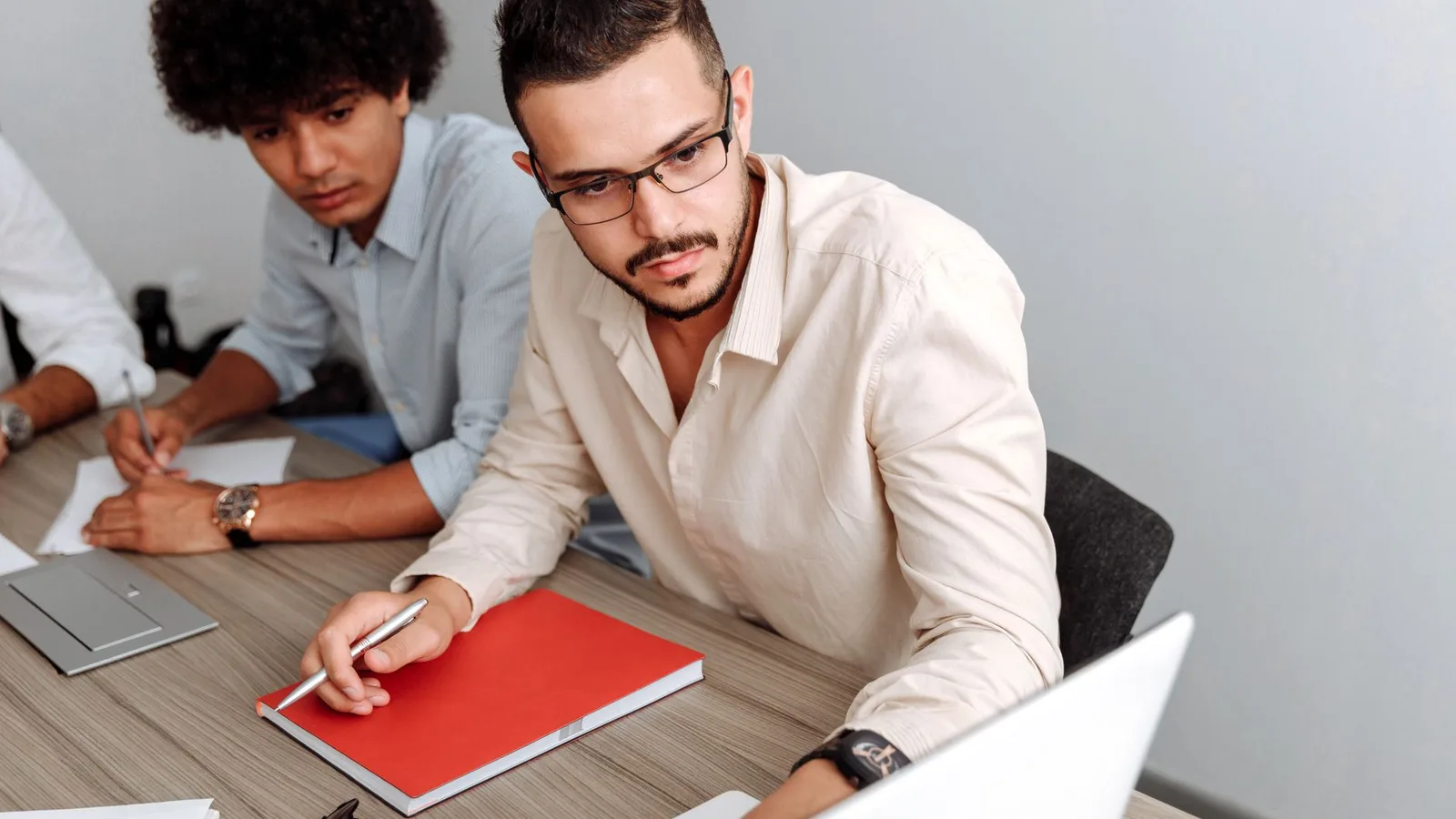 Emprendedores trabajando en una startup tecnológica