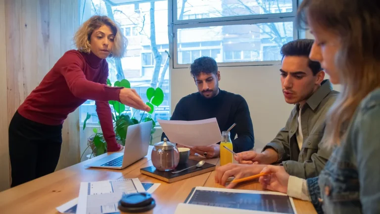 Equipo de software analiza la activación de prueba gratuita