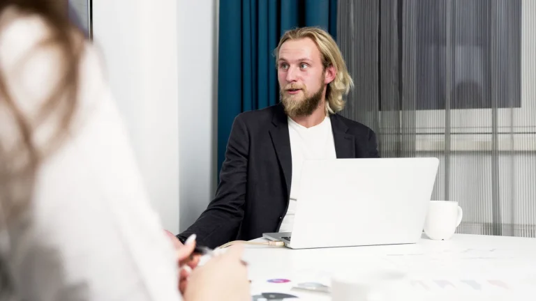 Profesional tecnológico revisa servicios y cuentas de una startup