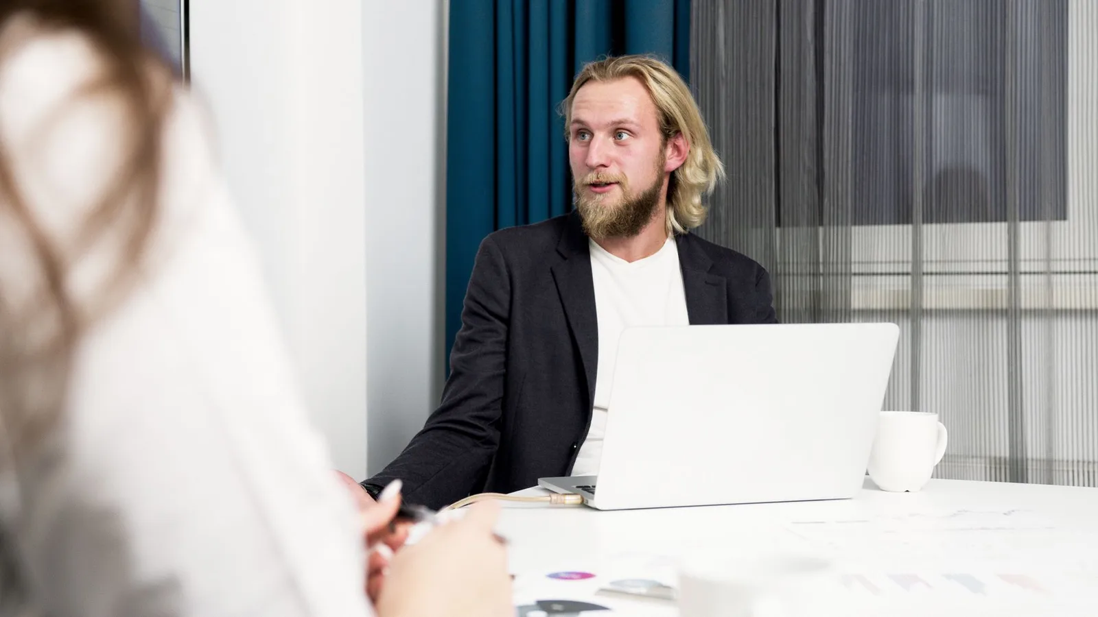Profesional tecnológico revisa servicios y cuentas de una startup