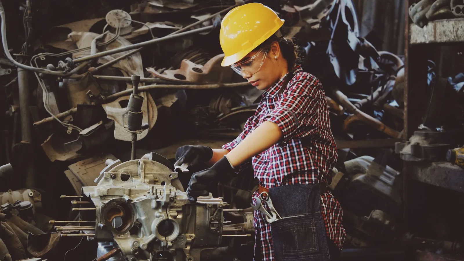 Ingeniera realizando mantenimiento industrial, imagen para la noticia sobre Revalue