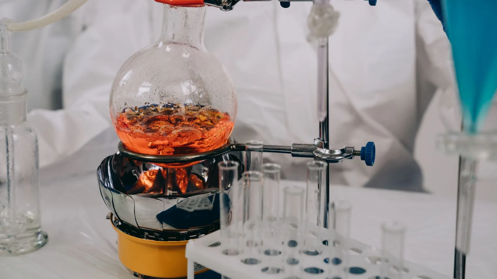Laboratorio de química industrial para la noticia sobre Scimplify