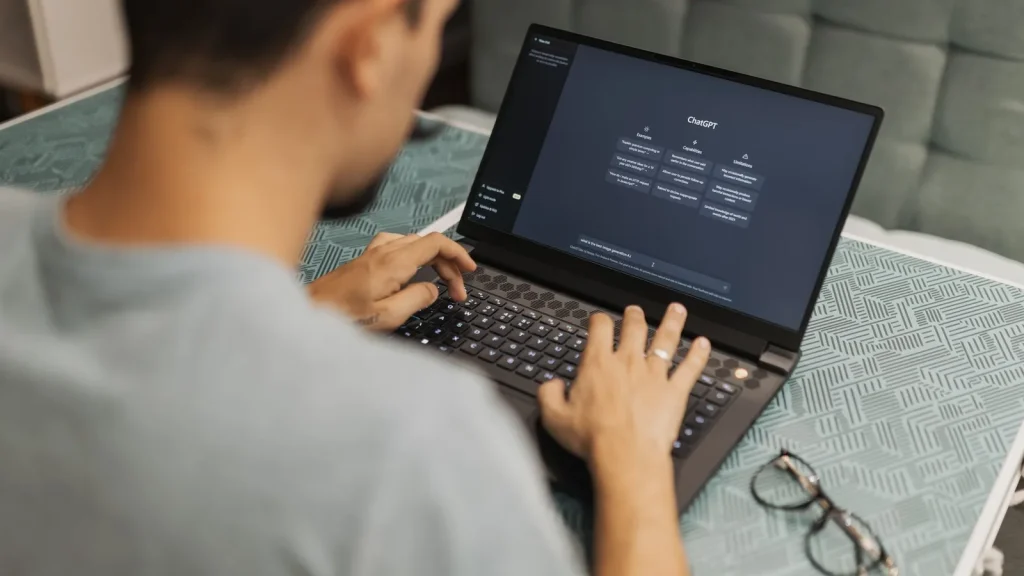 Profesional usando inteligencia artificial para la noticia sobre SimpL