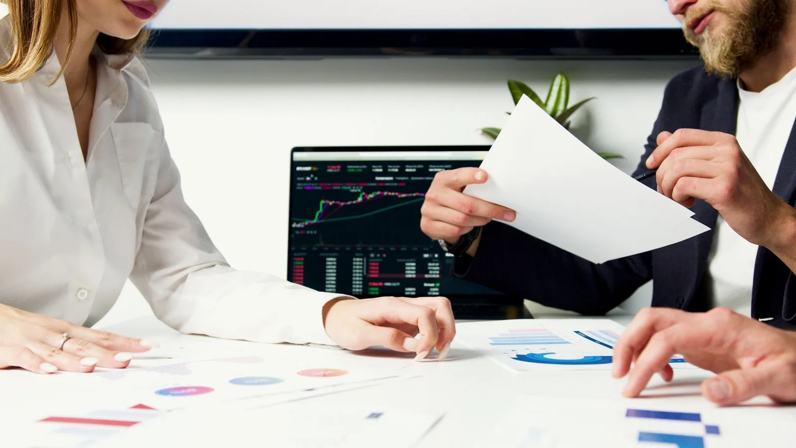 Equipo de startups analizando gestión, financiación y operaciones empresariales