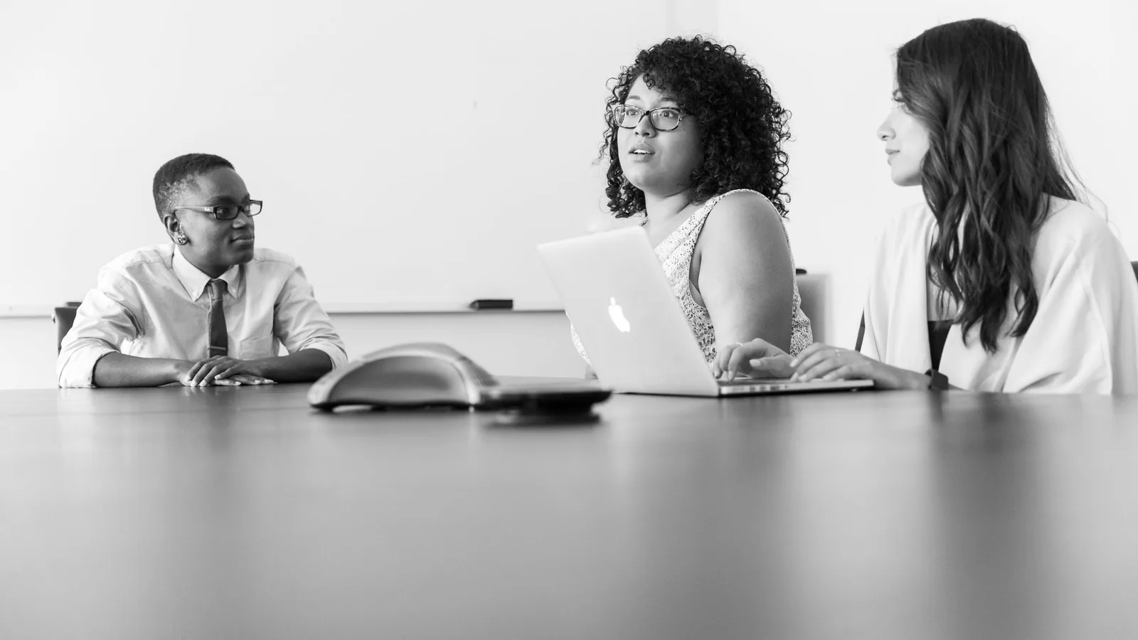 Emprendedores trabajando en una startup tecnológica