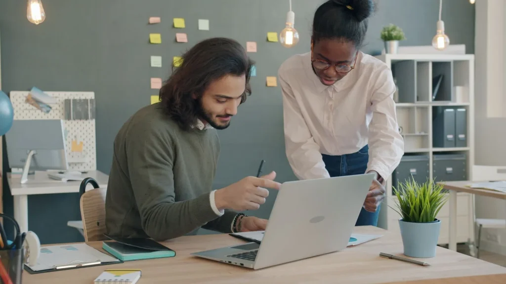 Empleados de una startup organizan soporte al primer cliente