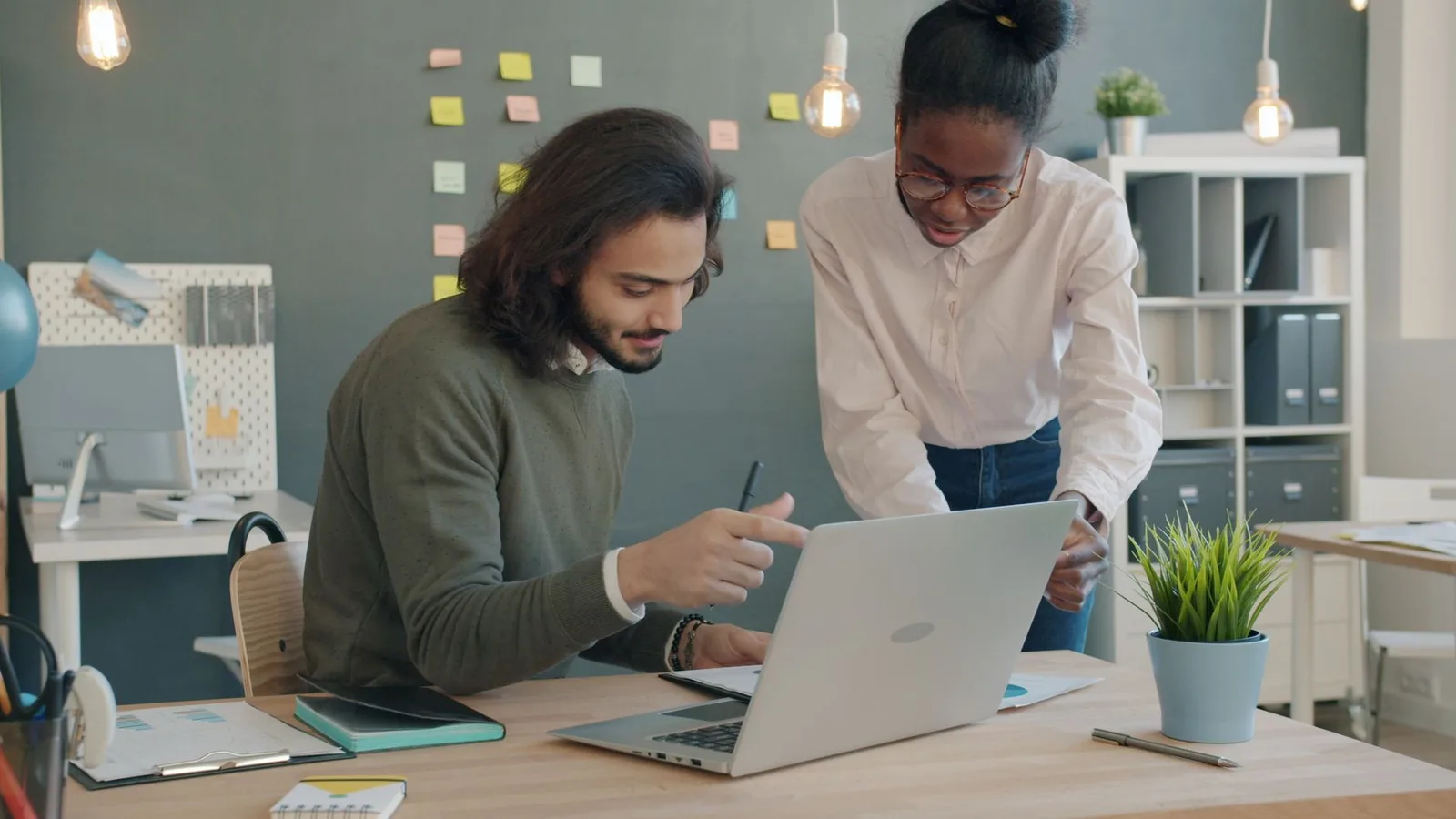 Empleados de una startup organizan soporte al primer cliente
