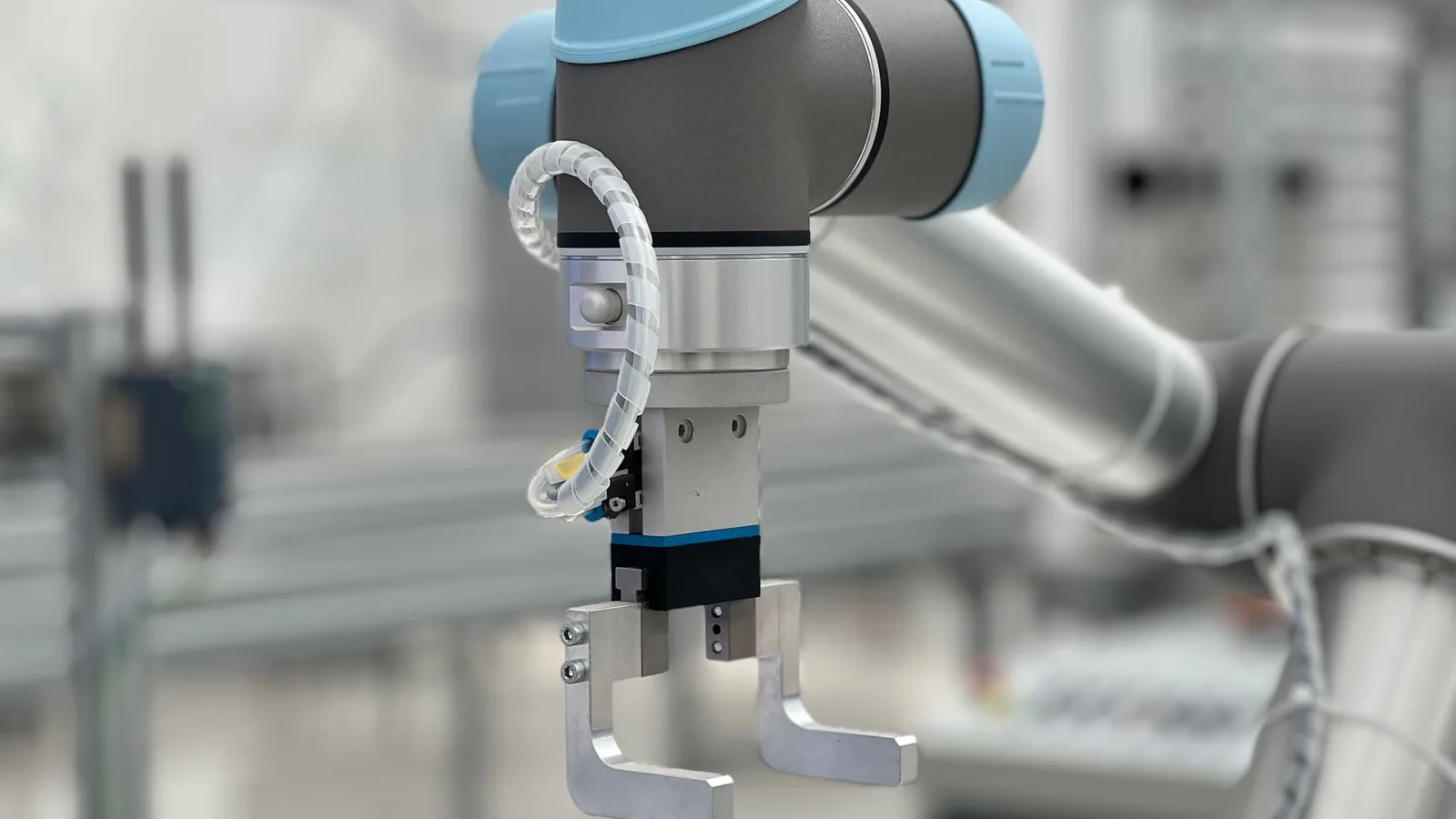 Mano robótica realizando una tarea industrial de precisión