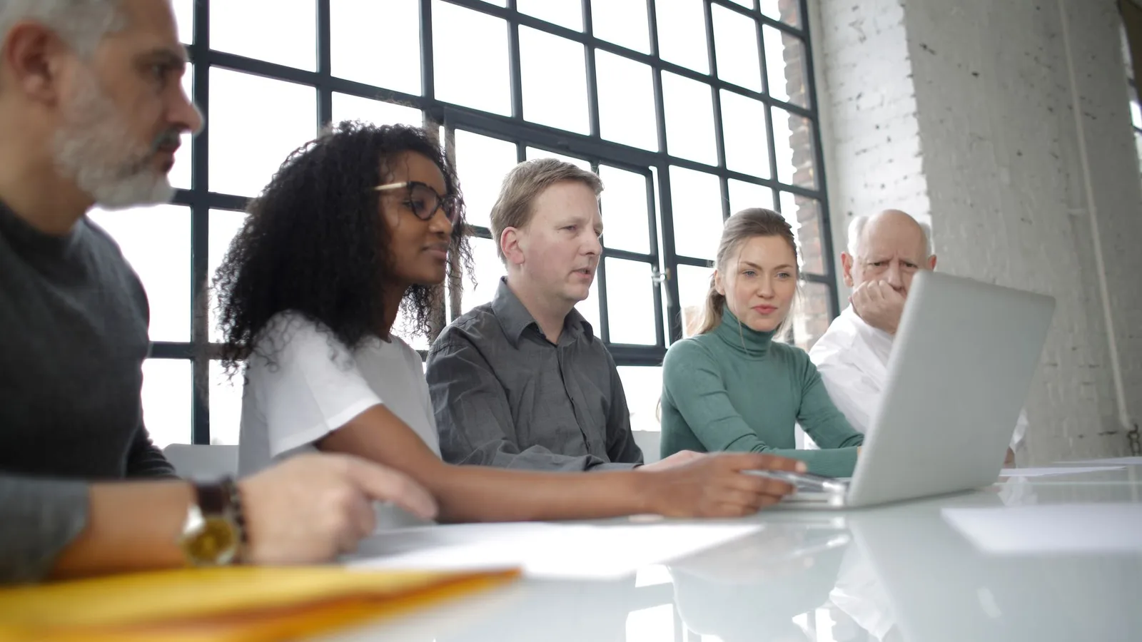 Emprendedores trabajando en una startup tecnológica