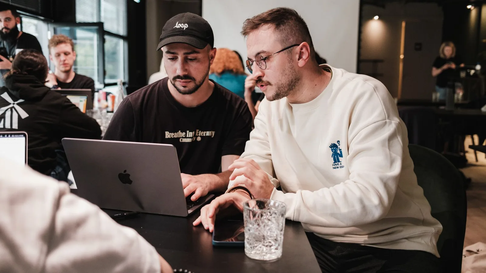 Emprendedores revisan facturación internacional desde portátiles