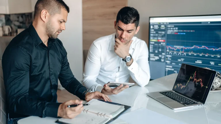 Equipo de startups analizando gestión, financiación y operaciones empresariales