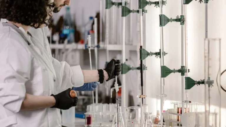 Investigadores en laboratorio para la noticia sobre WhiteLab Genomics