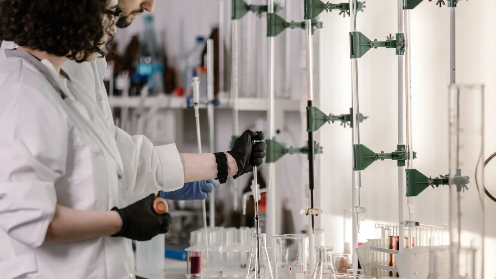 Investigadores en laboratorio para la noticia sobre WhiteLab Genomics
