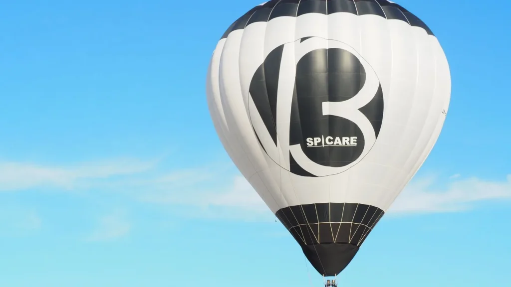 Aeronave ligera en el cielo para la noticia sobre WindBorne