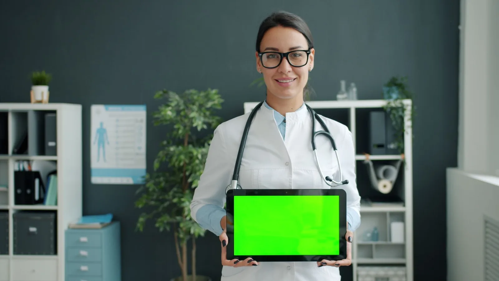 Profesional sanitario con tecnología digital para la noticia sobre Yazen